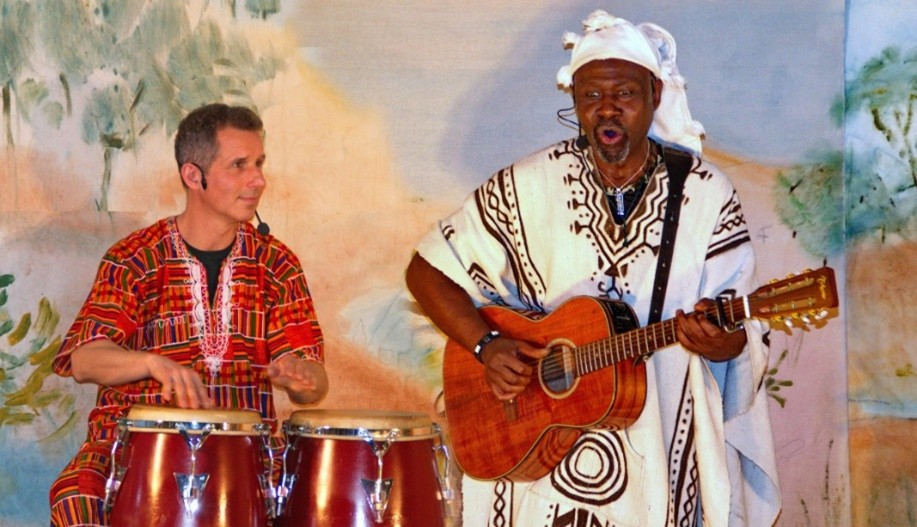 2 comediens, un à la guitare et l'autre au djembé