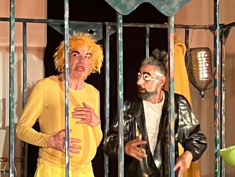 2 comediens, un à la guitare et l'autre au djembé