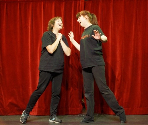 Aurore (à gauche) et Annabelle dans Improvista