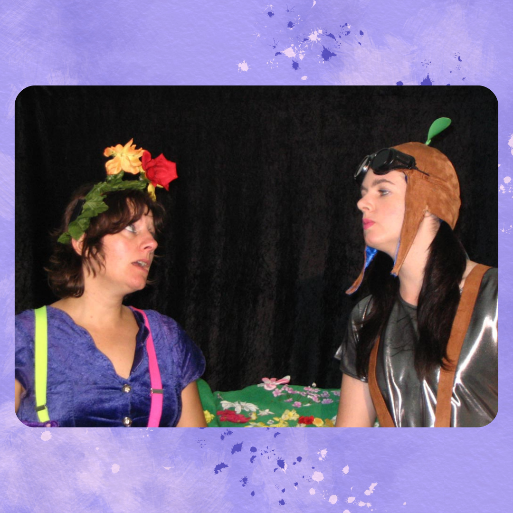 Aurore (à droite) et Ingrid dans Les z’histoires du Chaperon rouge